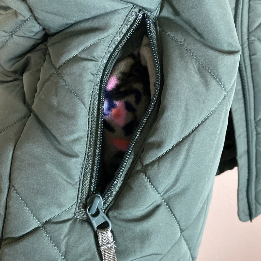 🪿Vera Bradley Full Zip Quilted Vest in Sage Green with floral print! - Picture 16 of 16